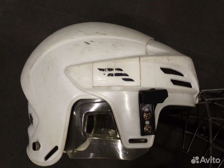 Хоккейный шлем с мячом