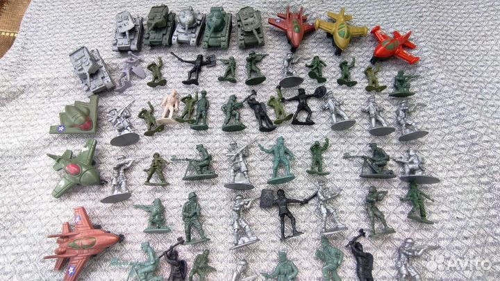 Набор солдатиков, рыцарей, самолетиков и танков