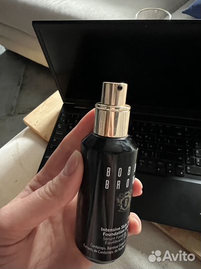 Тогальный крем bobbi brown warm beige 40 spf