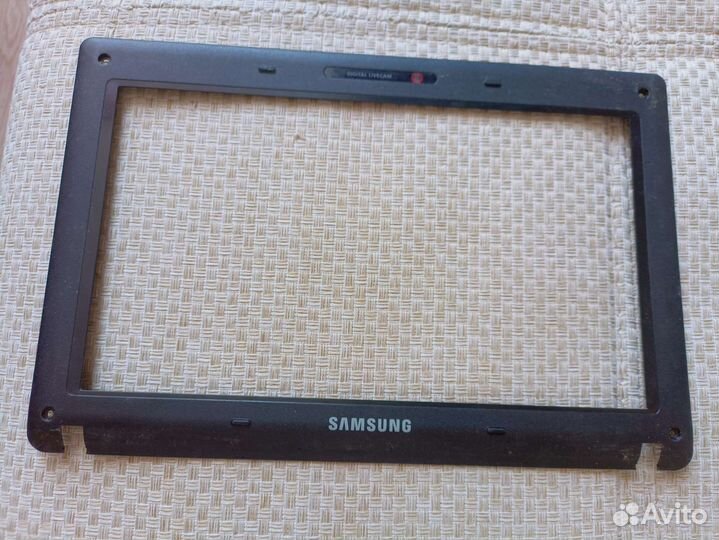 Корпус, рамка матрицы,петли samsung n150 plus