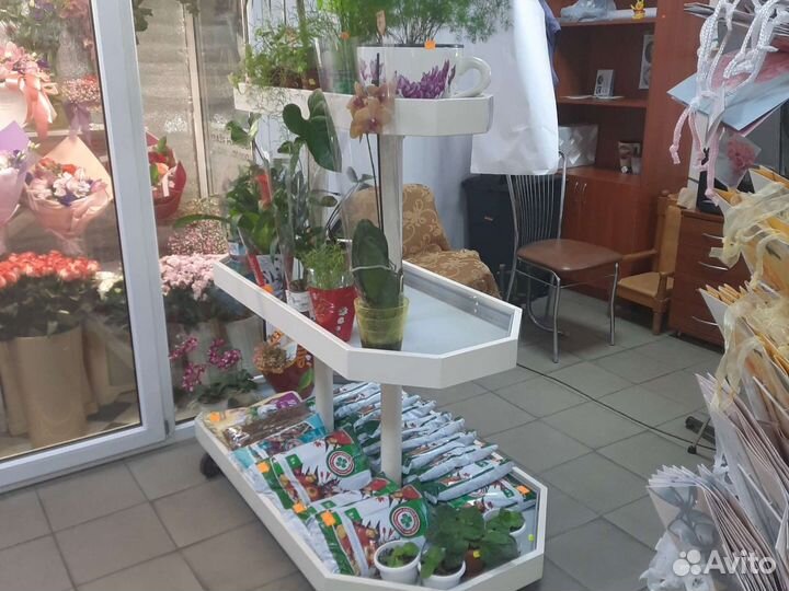 Передвижная трехярусная подставка под цветы