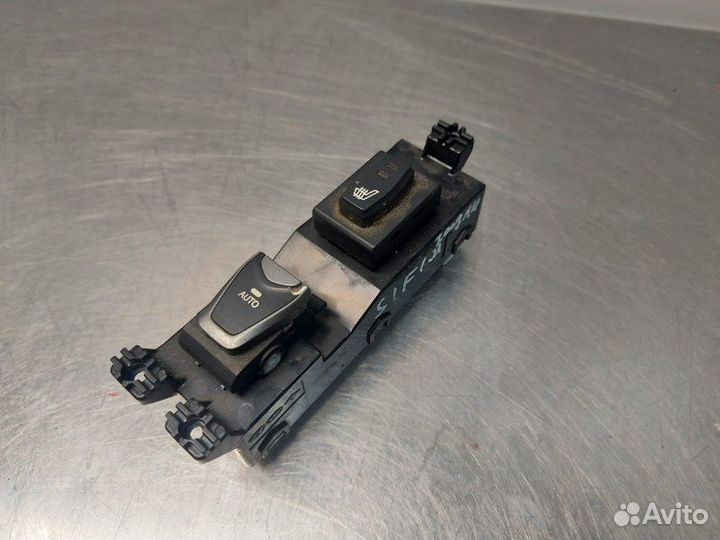 Кнопка стеклоподъемника и обогрева сидений задняя