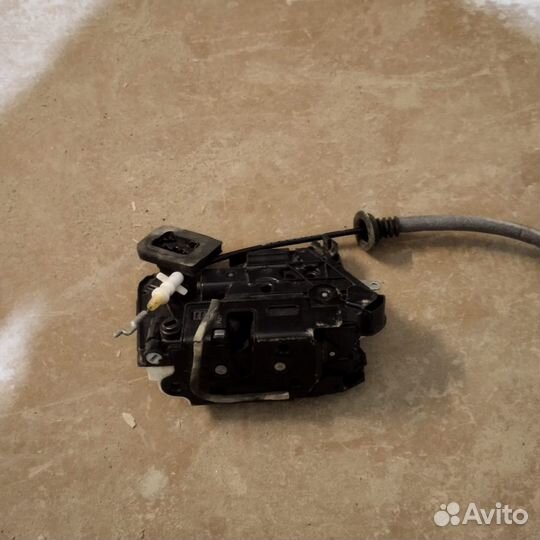 Замок задней левой двери Skoda Octavia A7