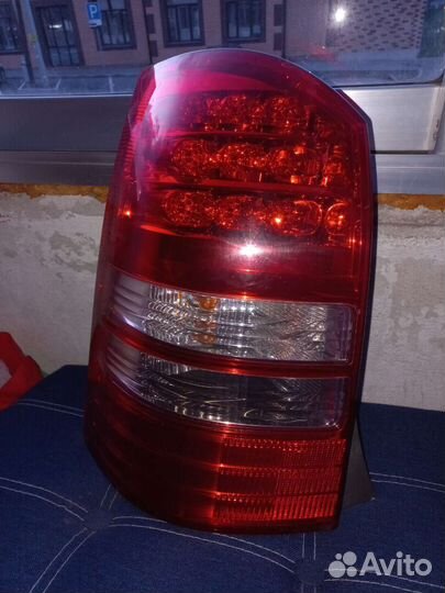 Фара на Wish 2004