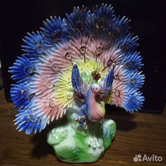 Статуэтка фарфоровая Павлин