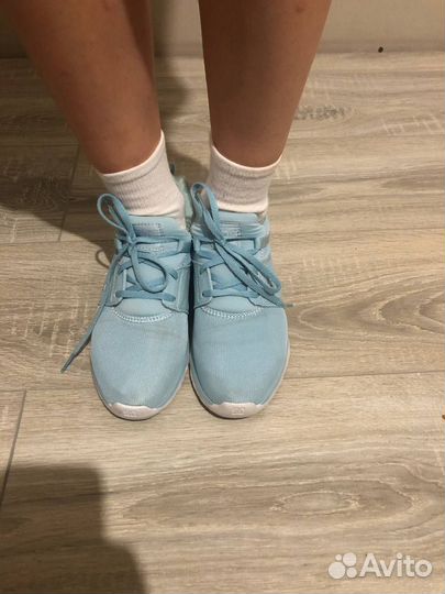 Кроссовки женские
