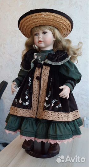 Коллекционная кукла на подставке