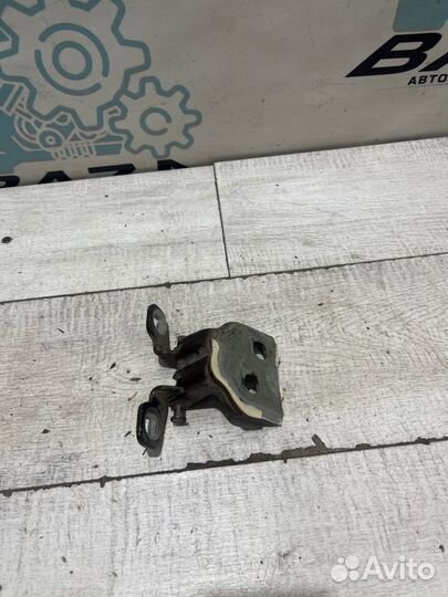 Петля двери задней правой нижняя Renault Sandero S