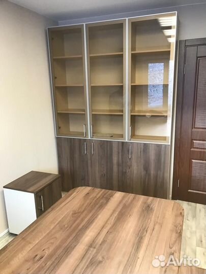 Офисный стол и шкаф