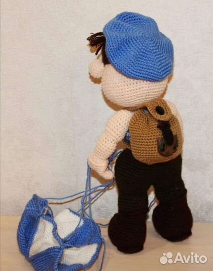 Игрушка десантник