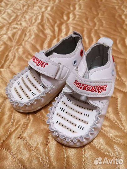 Продам детскую обувь