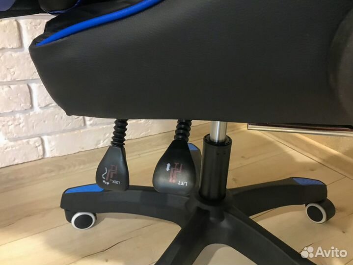 Геймерское кресло с подставкой для ног