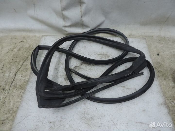 Уплотнитель двери задний правый Subaru Outback 200