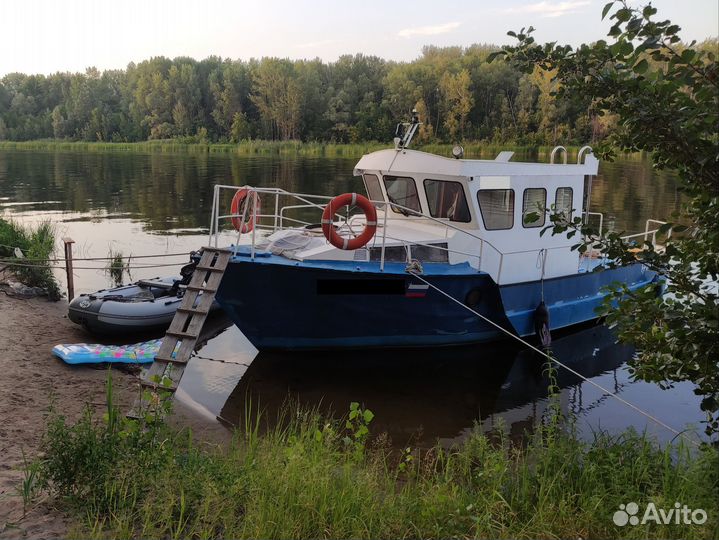 Водоизмещающий катер Гринда