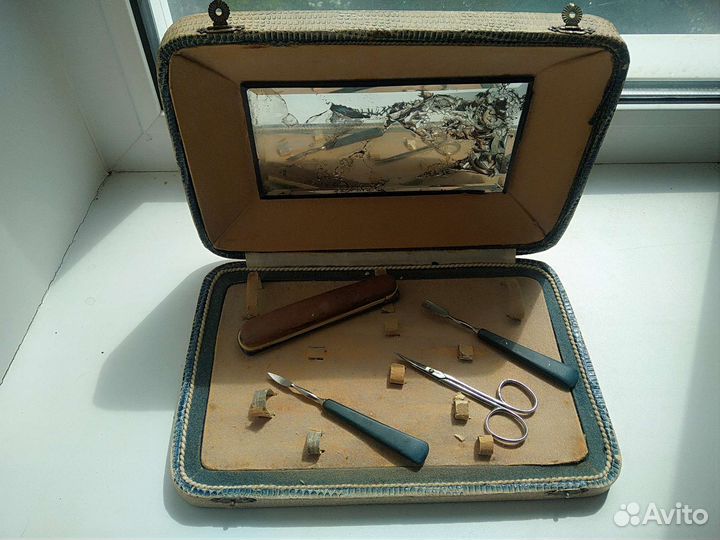 Старинная коробочка с зеркалом