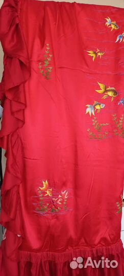 Красное шёлковое покрывало с вышивкой