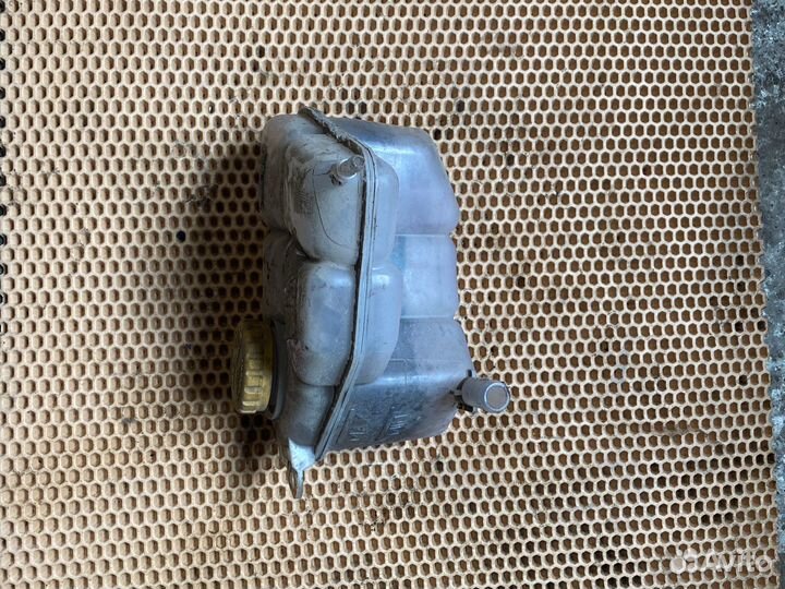 Раширительный бачок на Ford fiesta mk5