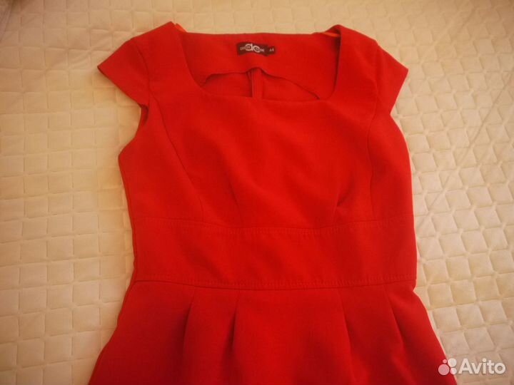 Продаю летнее женское красное платье офисное