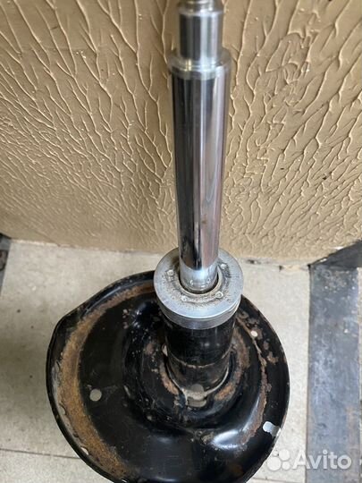 Амортизатор правый передний Субару форестер 14г