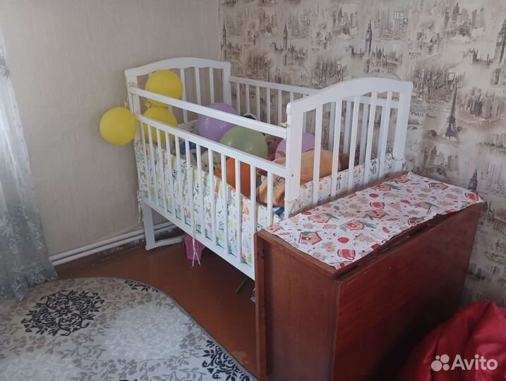 Детская кроватка с маятником