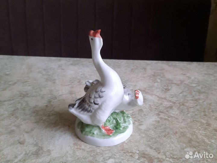 Фарфоровые статуэтки гуси