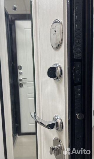 Дверь входная с зеркалом новая