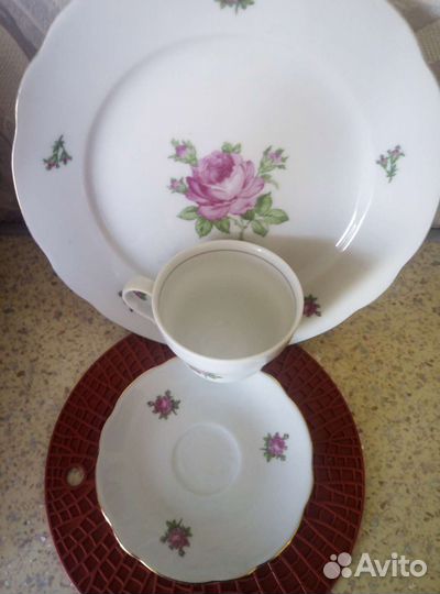 Чашки с блюдцами, тарелками для десерта и торта