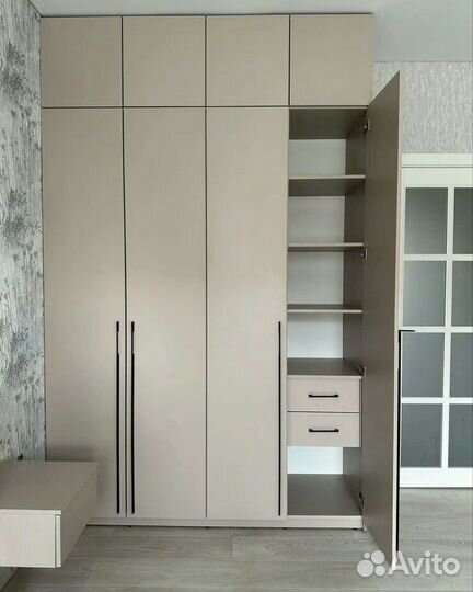 Современный распашной шкаф