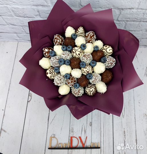 Клубничный букет в тёмном и белом шоколаде с голуб