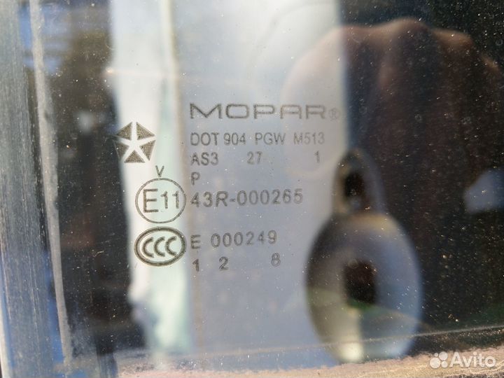 Стекло задней боковой двери Grand Cherokee WK2