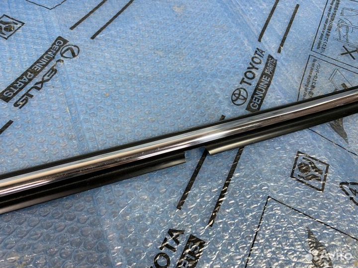 Накладка стекла задняя правая Lexus Lx570 2007