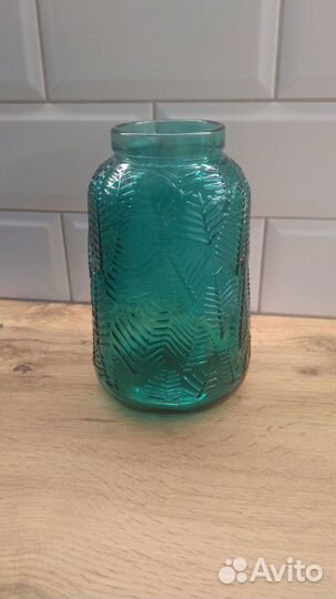 Ваза цвета бутылочного стекла, высота 20 см