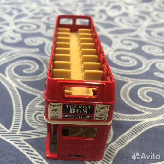 Красный двухэтажный автобус London