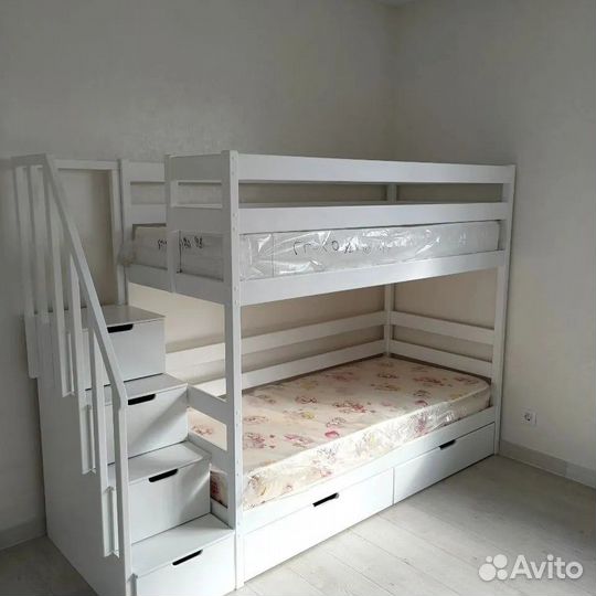 Двухъярусная кровать с лестницей