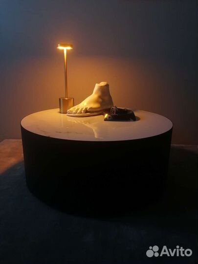 Дизайнерский стол из металла круглый