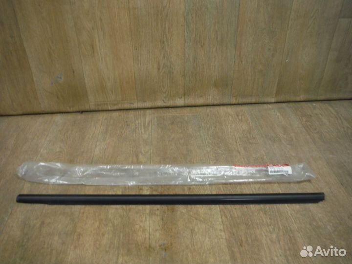 Уплотнитель стекла передней левой KIA Sportage