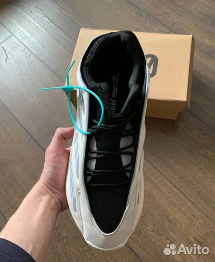 Кроссовки adidas yeezy boost 700