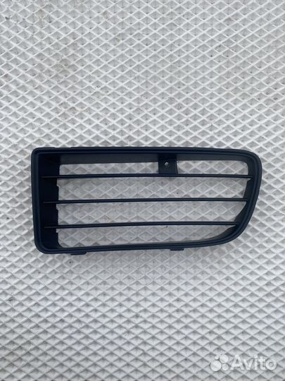 Заглушка в бампер левая mitsubishi carisma рест