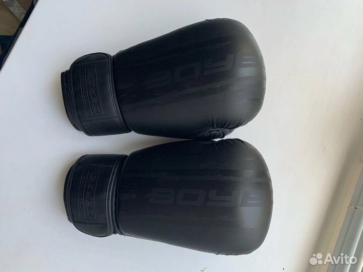 Боксерские перчатки и защита голени