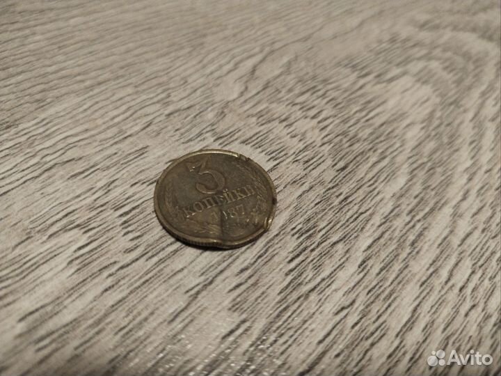 Шкатулка с монетками и банкнотами