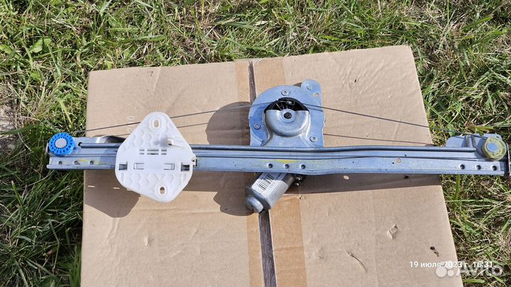 Стеклоподъёмник передний правый renault 8200901102