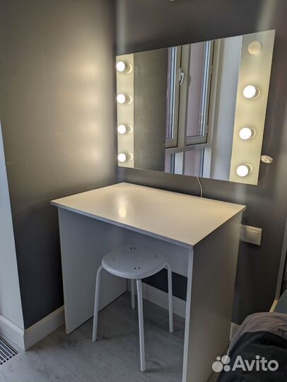 Гримерное зеркало с лампочками и столом