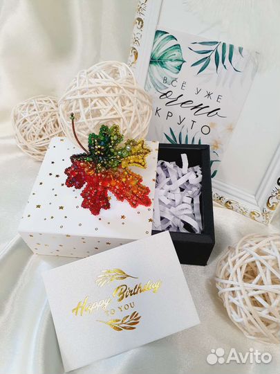 Брошь ручной работы из бисера осенний листик