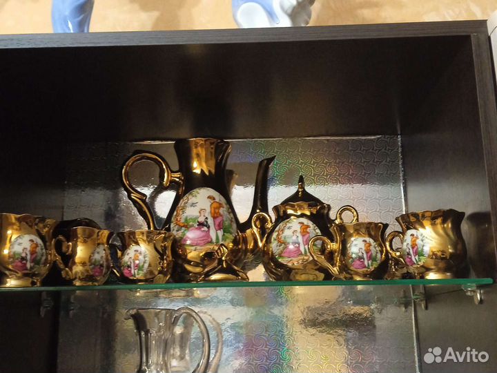 Люстра, деревянные маски. Золотой, кофейный сервиз