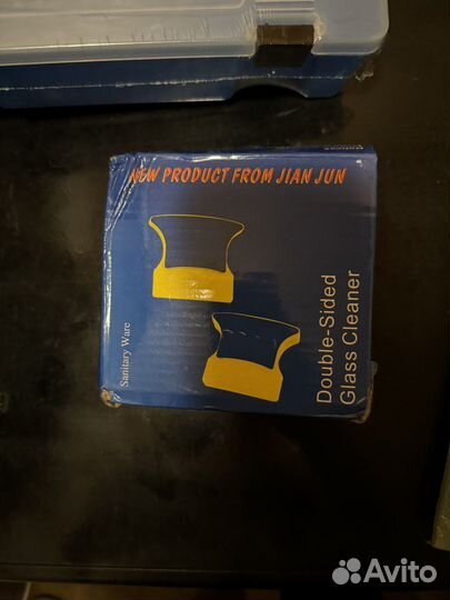 Прибор для мойки окон, магнит