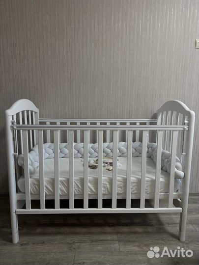 Детская кроватка с универсальным маятником