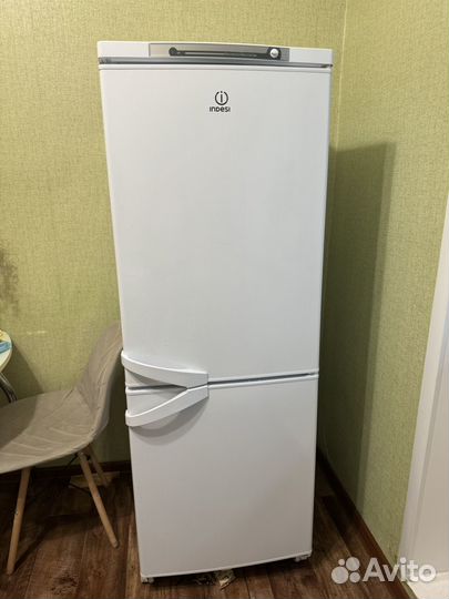Холодильник бу indesit