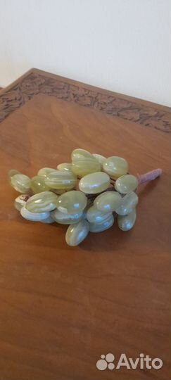 Гроздь винограда из оникса