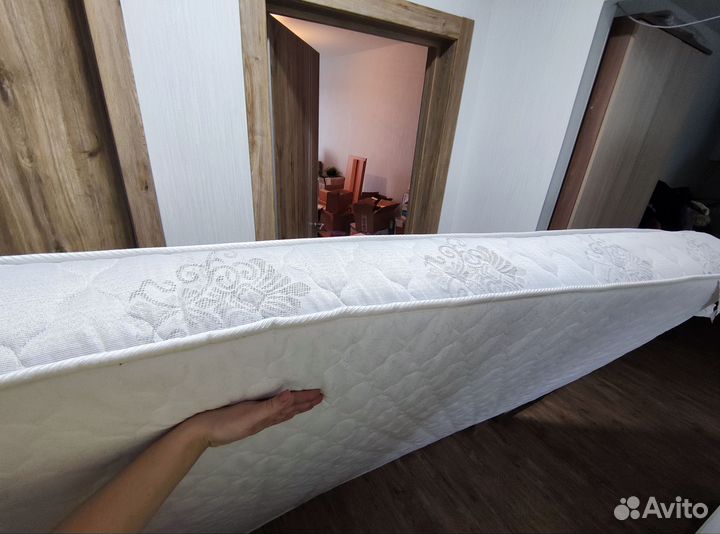 Матрас 160х200 в отличном состоянии + наматрасник