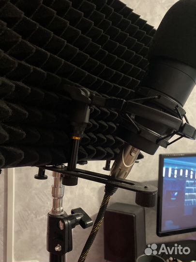 Микрофонная стойка с аккустическим экраном